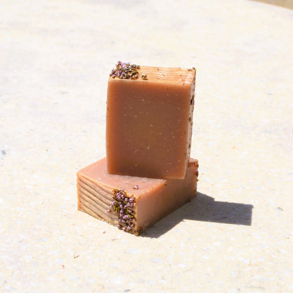 savon à la fleur de Tiaré | Le sens des choses, boutique en ligne de produits artisanaux, naturels et écoresponsables fabriqués en France ou en Europe.