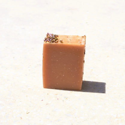 savon à la fleur de Tiaré | Le sens des choses, boutique en ligne de produits artisanaux, naturels et écoresponsables fabriqués en France ou en Europe.