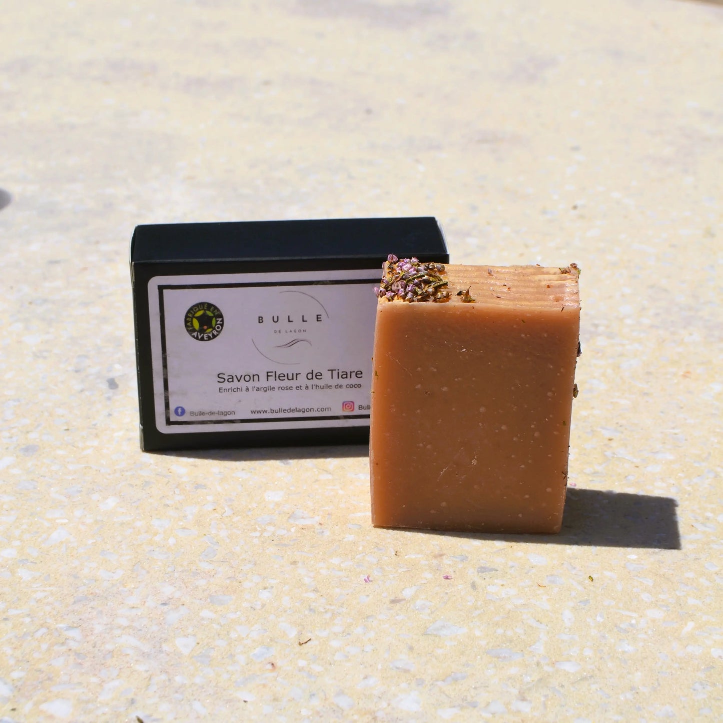 savon à la fleur de Tiaré | Le sens des choses, boutique en ligne de produits artisanaux, naturels et écoresponsables fabriqués en France ou en Europe.