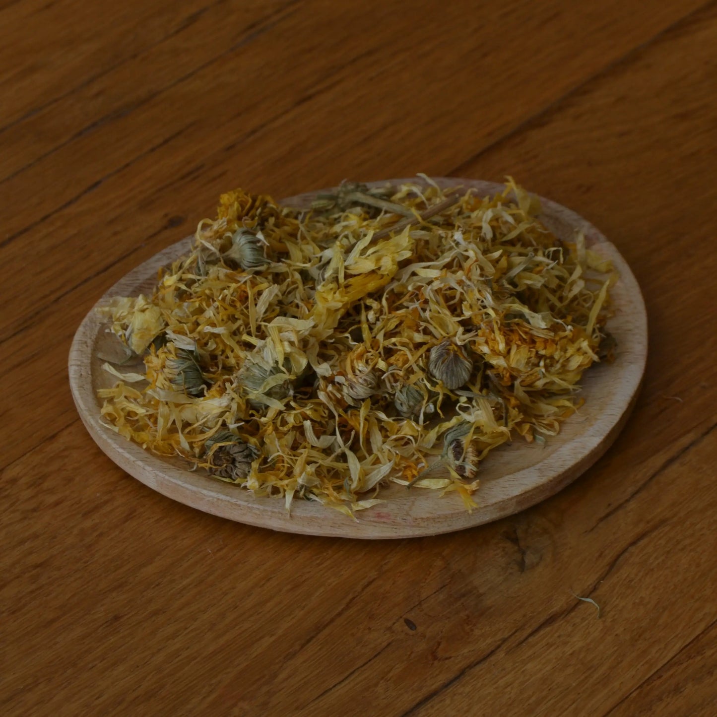 Image de fleurs de calendula séchées (Calendula Officinalis) | Le sens des choses, boutique en ligne de produits artisanaux, naturels et écoresponsables, fabriqués en France ou en Europe : savons artisanaux, bougies parfumées, accessoires zéro déchet.