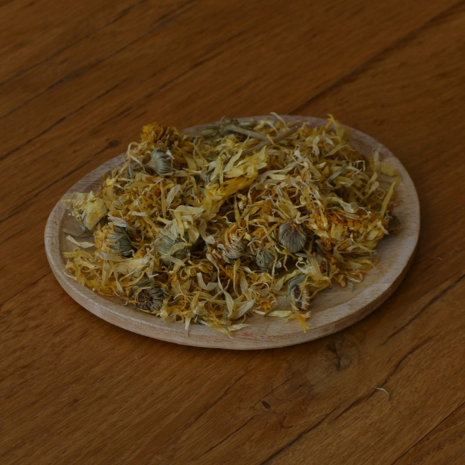 Image de fleurs de calendula séchées (Calendula Officinalis) | Le sens des choses, boutique en ligne de produits artisanaux, naturels et écoresponsables, fabriqués en France ou en Europe : savons artisanaux, bougies parfumées, accessoires zéro déchet.