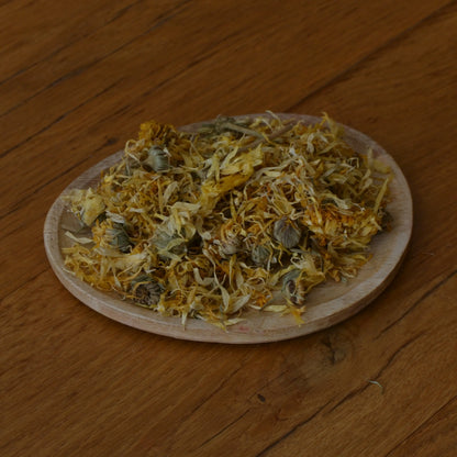 Image de fleurs de calendula séchées (Calendula Officinalis) | Le sens des choses, boutique en ligne de produits artisanaux, naturels et écoresponsables, fabriqués en France ou en Europe : savons artisanaux, bougies parfumées, accessoires zéro déchet.
