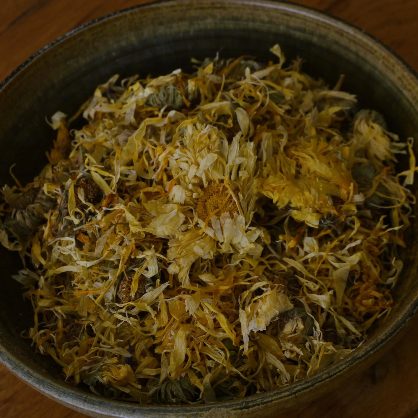 Image de fleurs de calendula séchées (Calendula Officinalis) | Le sens des choses, boutique en ligne de produits artisanaux, naturels et écoresponsables, fabriqués en France ou en Europe : savons artisanaux, bougies parfumées, accessoires zéro déchet.