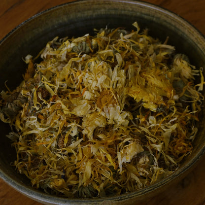 Image de fleurs de calendula séchées (Calendula Officinalis) | Le sens des choses, boutique en ligne de produits artisanaux, naturels et écoresponsables, fabriqués en France ou en Europe : savons artisanaux, bougies parfumées, accessoires zéro déchet.