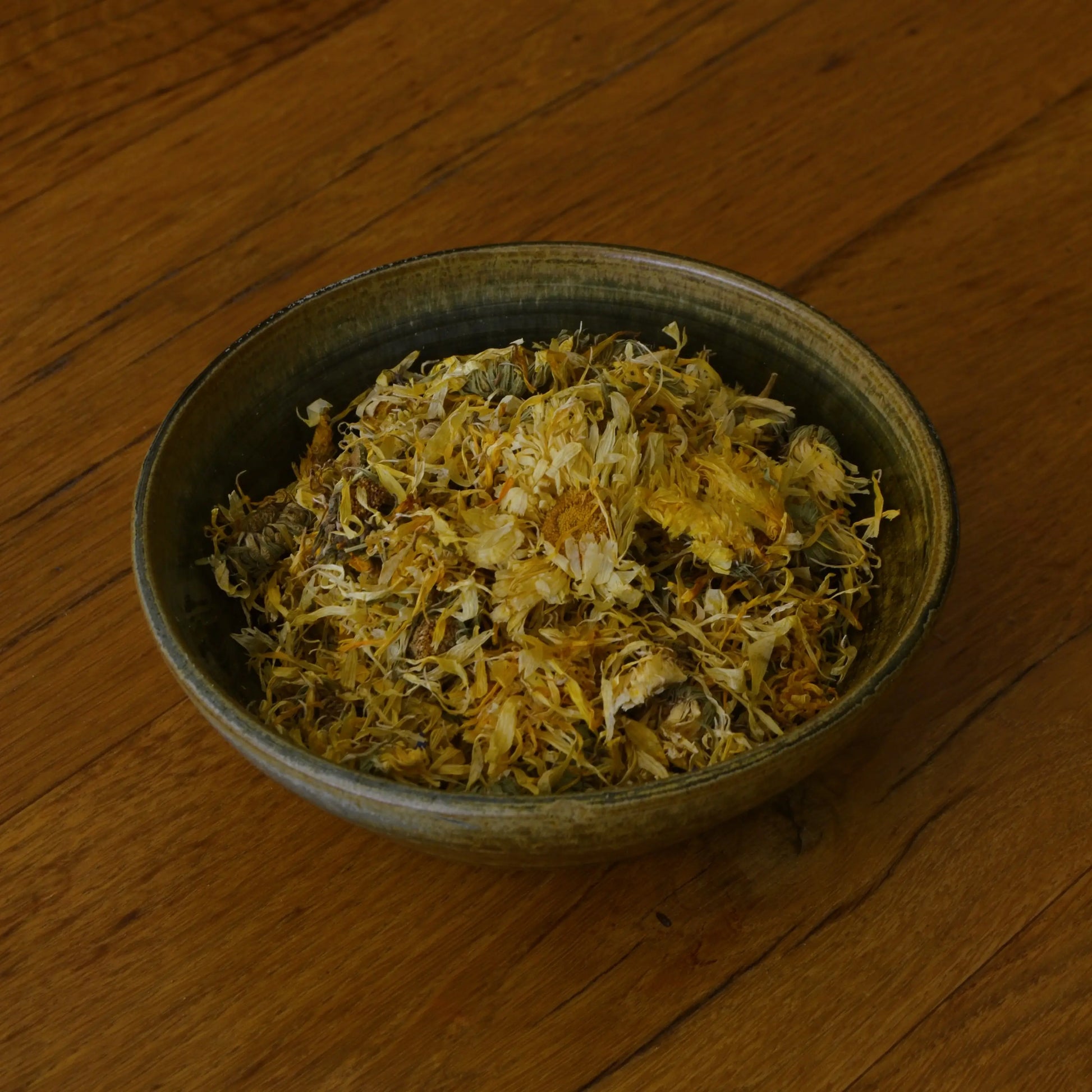 Image de fleurs de calendula séchées (Calendula Officinalis) | Le sens des choses, boutique en ligne de produits artisanaux, naturels et écoresponsables, fabriqués en France ou en Europe : savons artisanaux, bougies parfumées, accessoires zéro déchet.