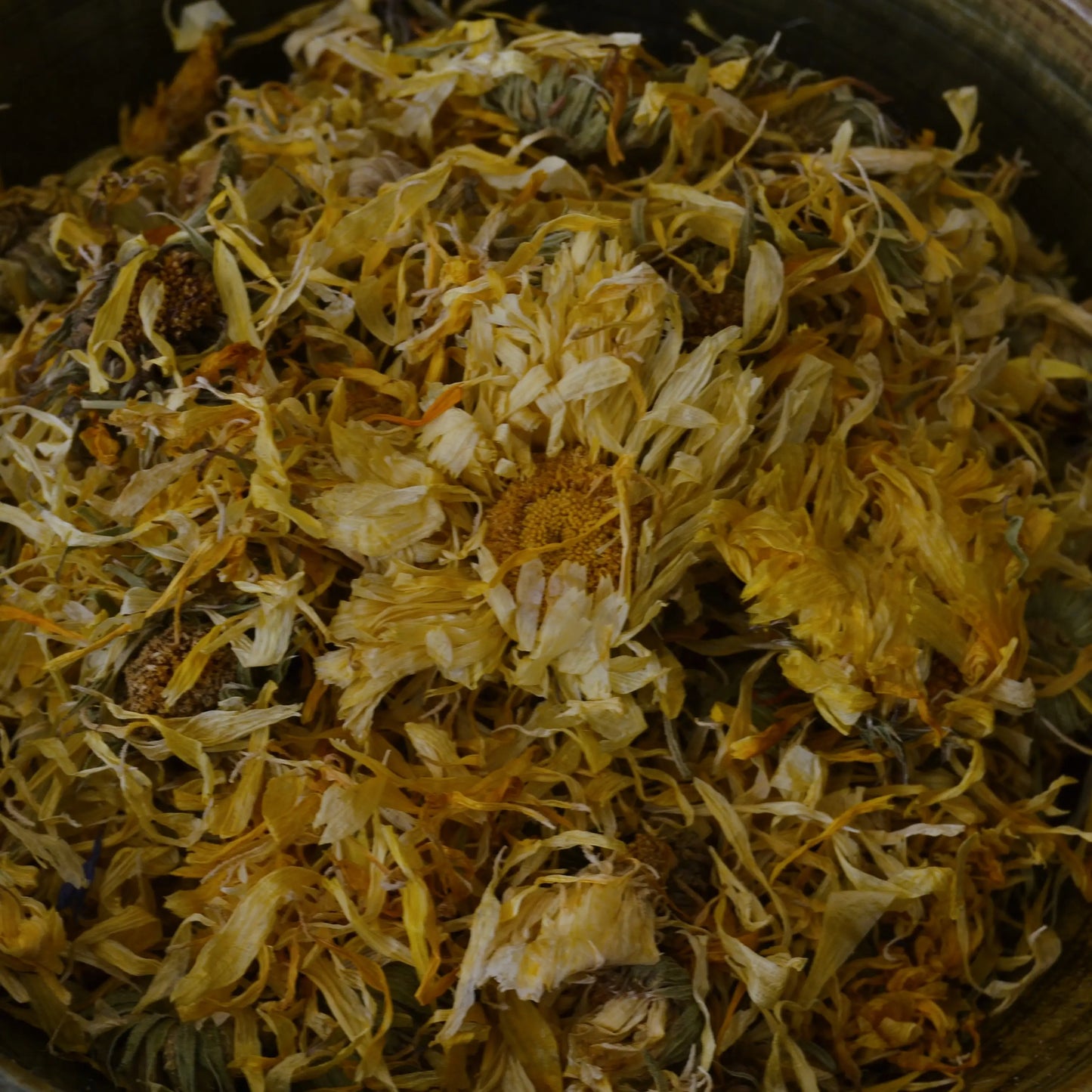 Image de fleurs de calendula séchées (Calendula Officinalis) | Le sens des choses, boutique en ligne de produits artisanaux, naturels et écoresponsables, fabriqués en France ou en Europe : savons artisanaux, bougies parfumées, accessoires zéro déchet.