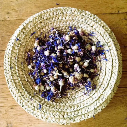 Image de fleurs de bleuet séchées — pour soins du visage, cosmétiques et bien-être | Le sens des choses, boutique en ligne de produits artisanaux, naturels et écoresponsables, fabriqués en France ou en Europe : savons artisanaux, bougies parfumées, accessoires zéro déchet.