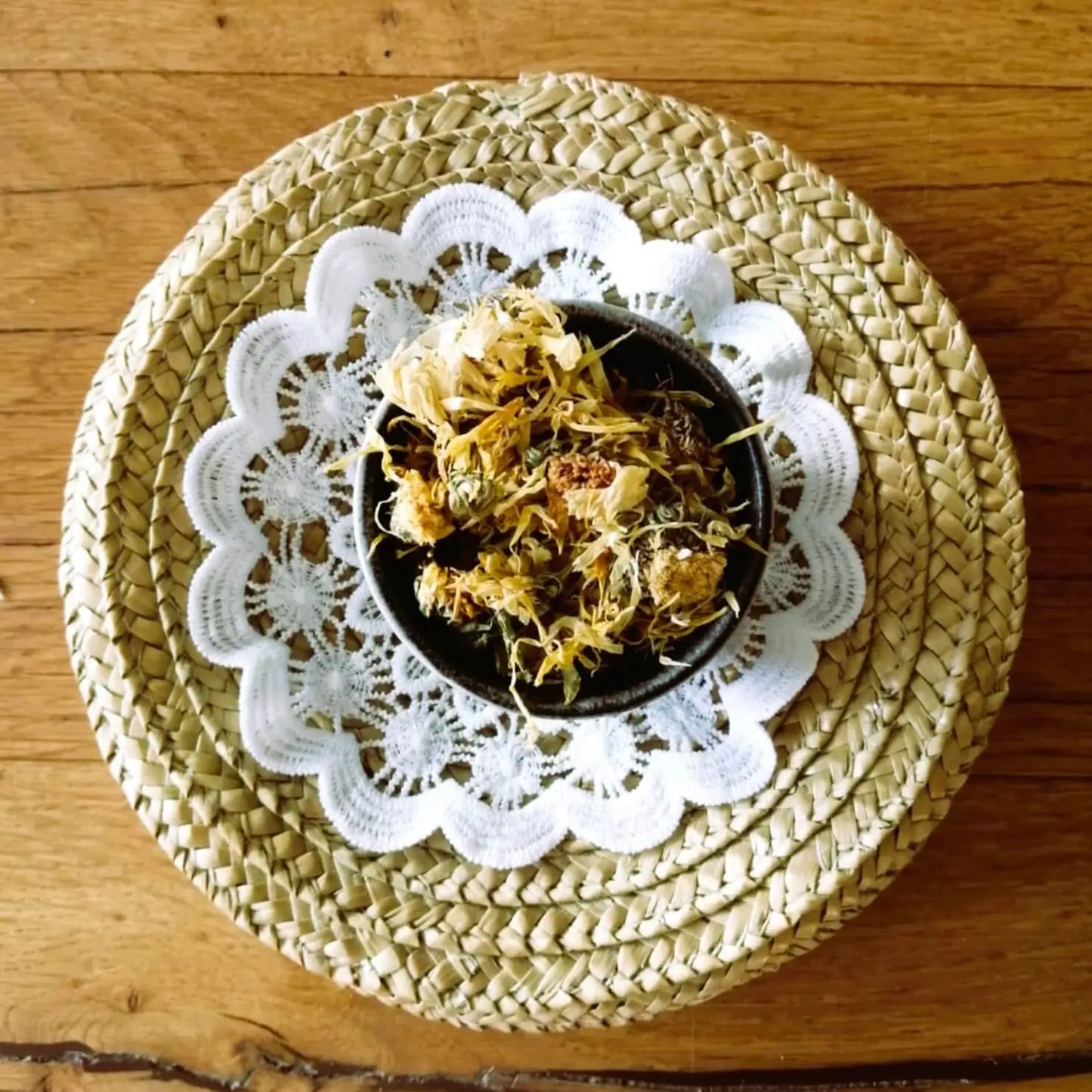 fleurs de souci séchées — Calendula Officinalis | Le sens des choses, boutique en ligne de produits artisanaux, naturels et écoresponsables fabriqués en France ou en Europe.