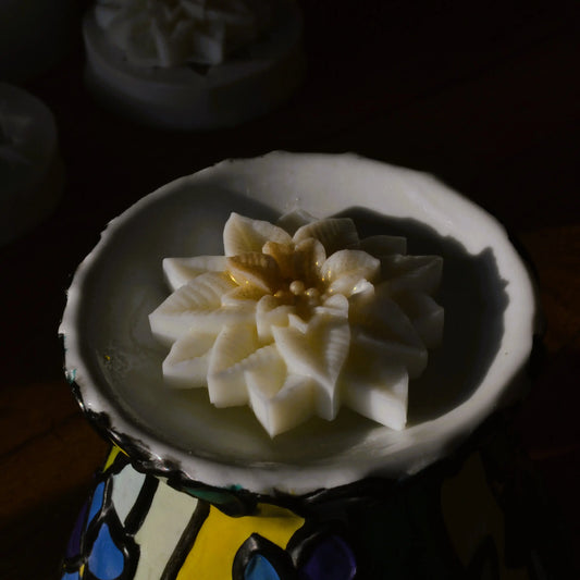 Image de Fondant parfumé à la fleur de coton — Poinsettia | Le sens des choses – boutique artisanale éthique de bougies parfumées et savons naturels fabriqués en France