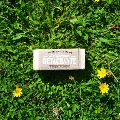 Image de gomme détachante naturelle au véritable savon de Marseille | Le sens des choses, boutique en ligne de produits artisanaux, naturels et écoresponsables, fabriqués en France ou en Europe : savons artisanaux, bougies parfumées, accessoires zéro déchet.