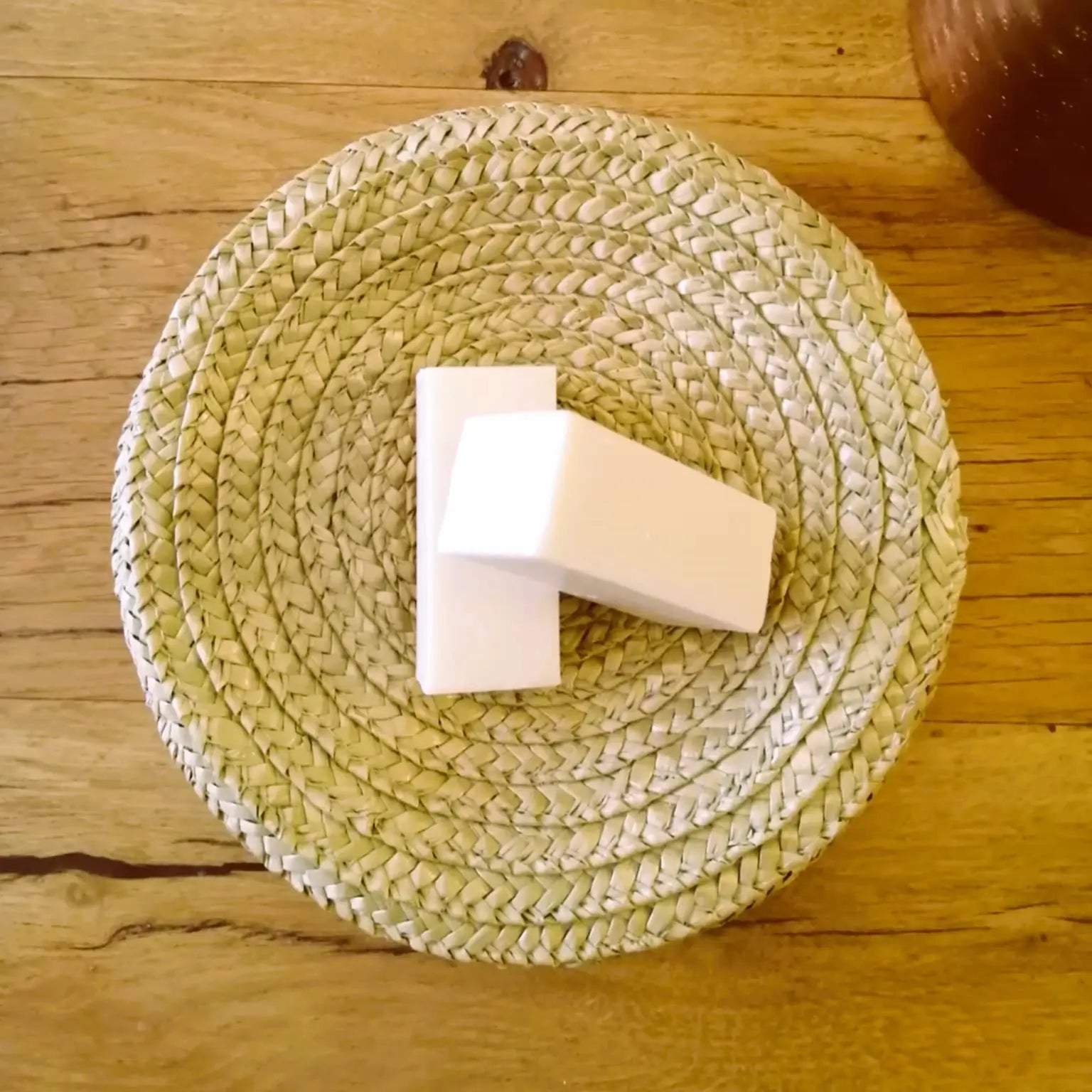 gomme détachante au bicarbonate | Le sens des choses, boutique en ligne de produits artisanaux, naturels et écoresponsables fabriqués en France ou en Europe.