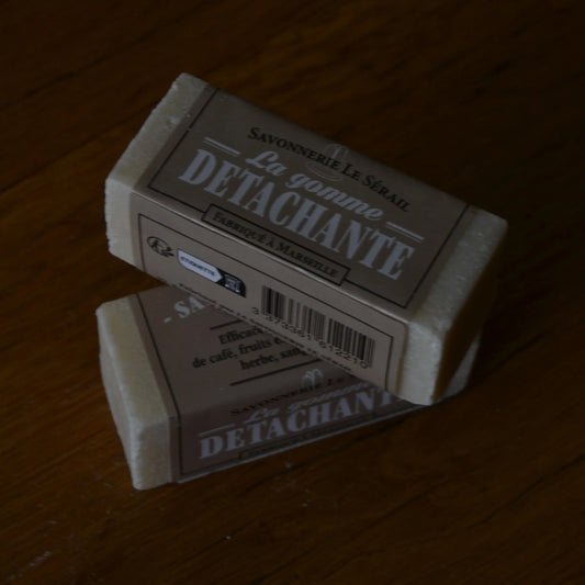 Image de gomme détachante au savon de Marseille et bicarbonate de soude | Le sens des choses, boutique en ligne de produits artisanaux, naturels et écoresponsables, fabriqués en France ou en Europe : savons artisanaux, bougies parfumées, accessoires zéro déchet.