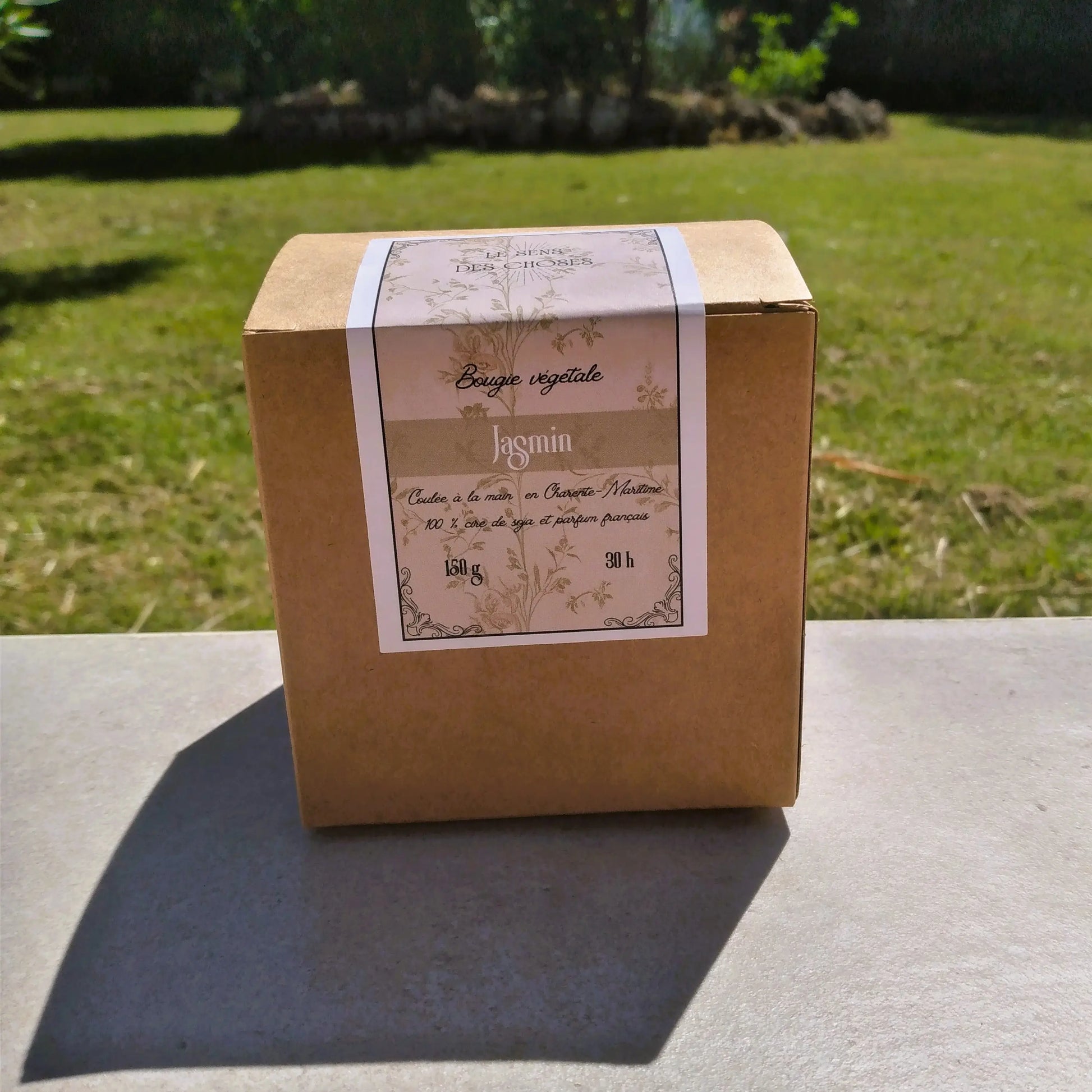Image de bougie parfumée au jasmin | Le sens des choses, boutique en ligne de produits artisanaux, naturels et écoresponsables, fabriqués en France ou en Europe : savons artisanaux, bougies parfumées, accessoires zéro déchet.