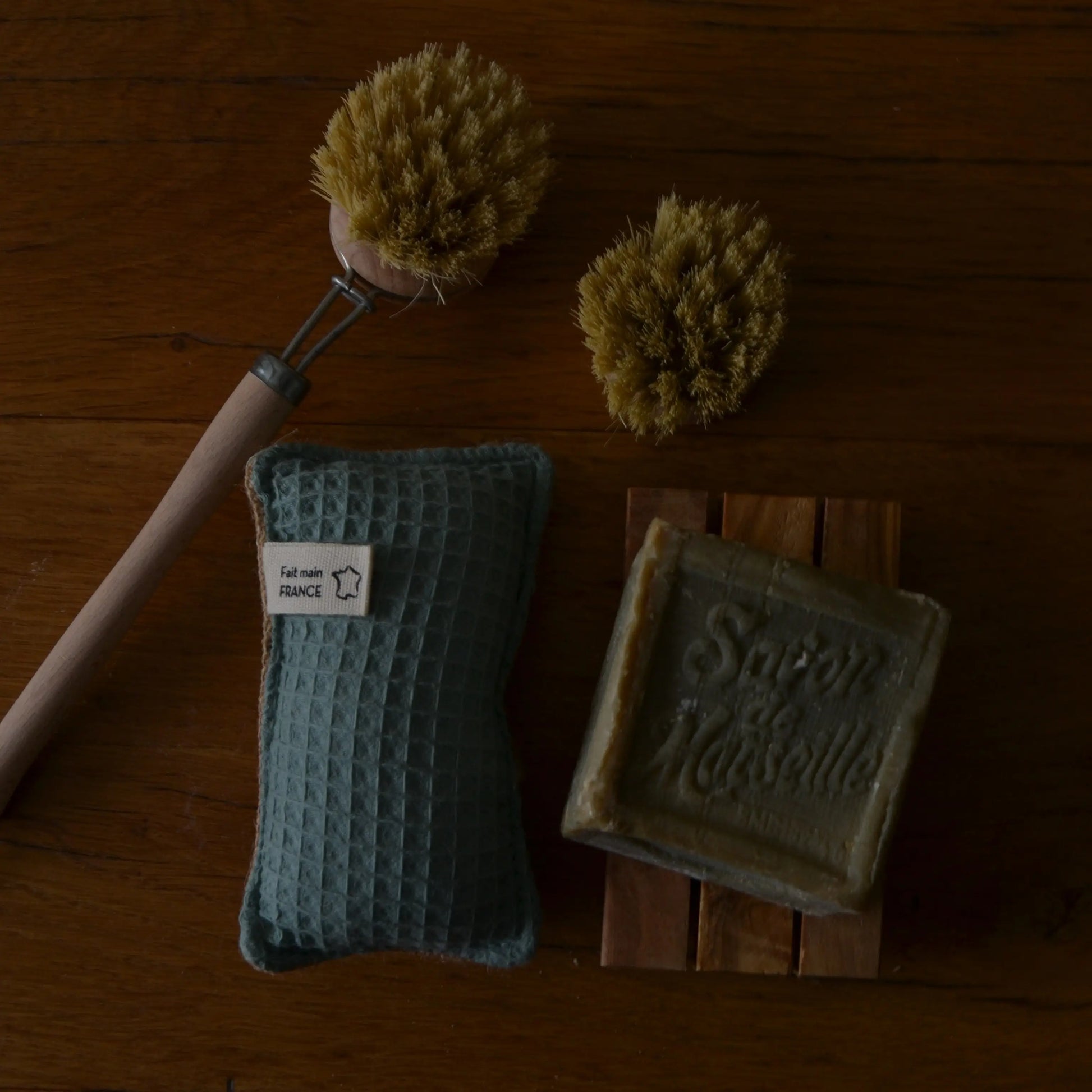 Image de kit cuisine écoresponsable — l’essentiel zéro déchet | Le sens des choses, boutique en ligne de produits artisanaux, naturels et écoresponsables, fabriqués en France ou en Europe : savons artisanaux, bougies parfumées, accessoires zéro déchet.