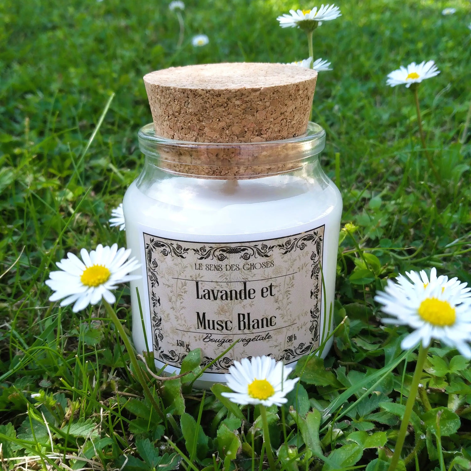Image de bougie parfumée — lavande et musc blanc | Le sens des choses, boutique en ligne de produits artisanaux, naturels et écoresponsables, fabriqués en France ou en Europe : savons artisanaux, bougies parfumées, accessoires zéro déchet.