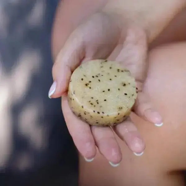 barre exfoliante pour le corps aux graines de kiwi | Le sens des choses, boutique en ligne de produits artisanaux, naturels et écoresponsables fabriqués en France ou en Europe.