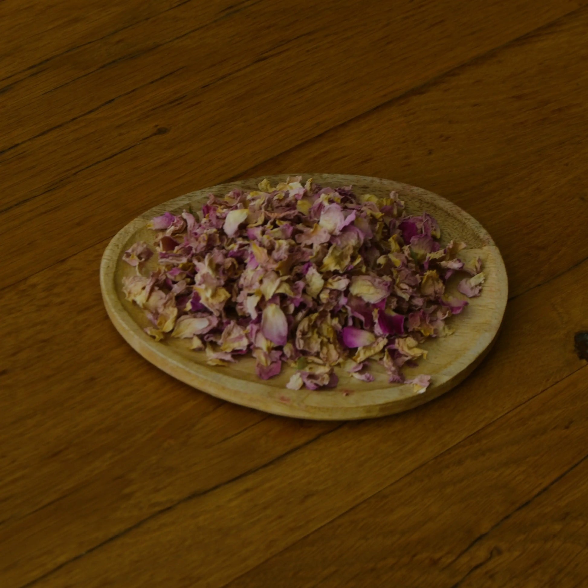 Image de pétales de rose de Damas séchés (Rosa Damascena) | Le sens des choses, boutique en ligne de produits artisanaux, naturels et écoresponsables, fabriqués en France ou en Europe : savons artisanaux, bougies parfumées, accessoires zéro déchet.