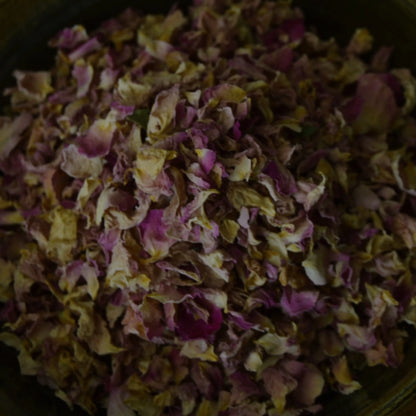 Image de pétales de rose de Damas séchés (Rosa Damascena) | Le sens des choses, boutique en ligne de produits artisanaux, naturels et écoresponsables, fabriqués en France ou en Europe : savons artisanaux, bougies parfumées, accessoires zéro déchet.