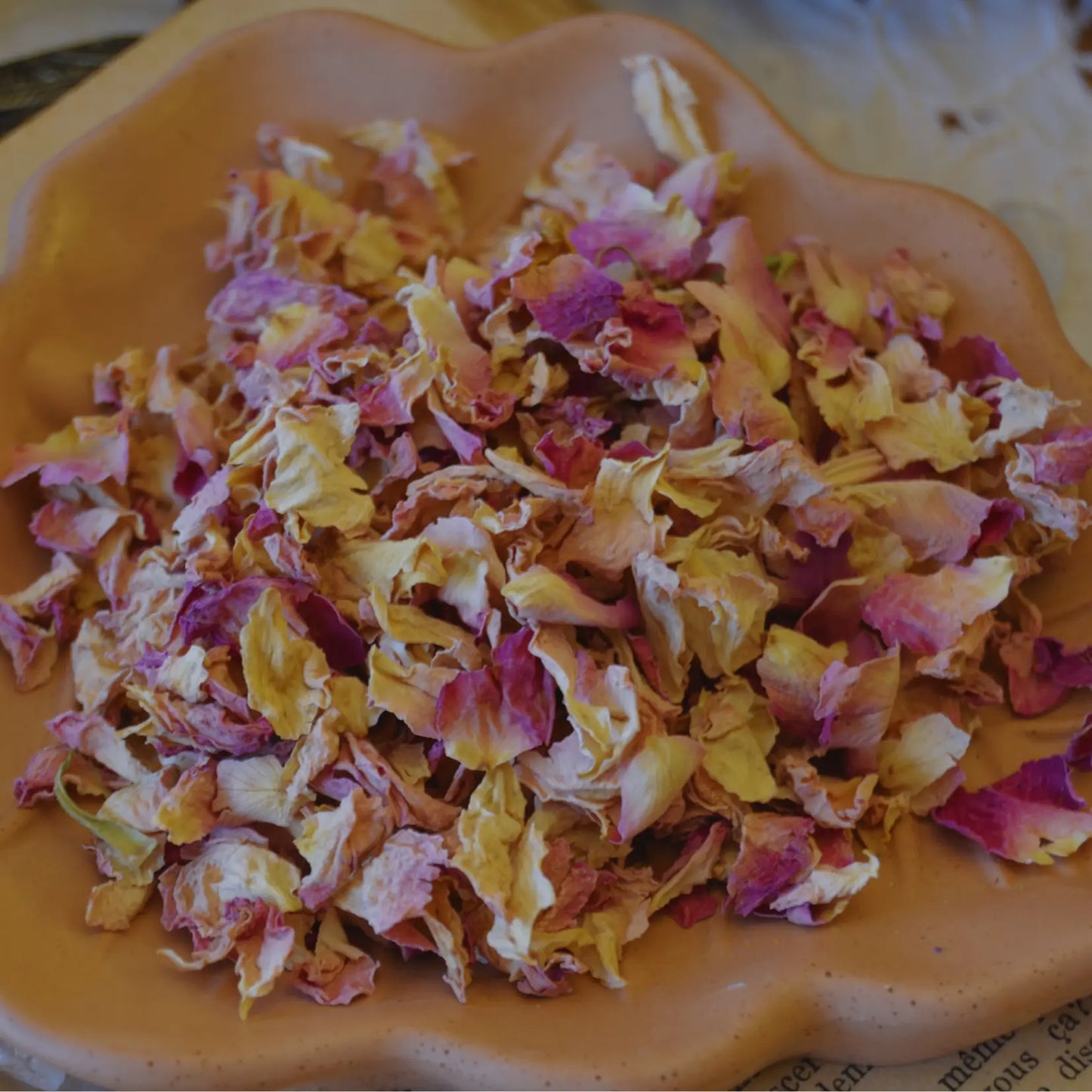 Pétales de rose de Damas séchés (Rosa Damascena) – Création artisanale | Le sens des choses – Boutique de bougies parfumées végétales, décorations et savons