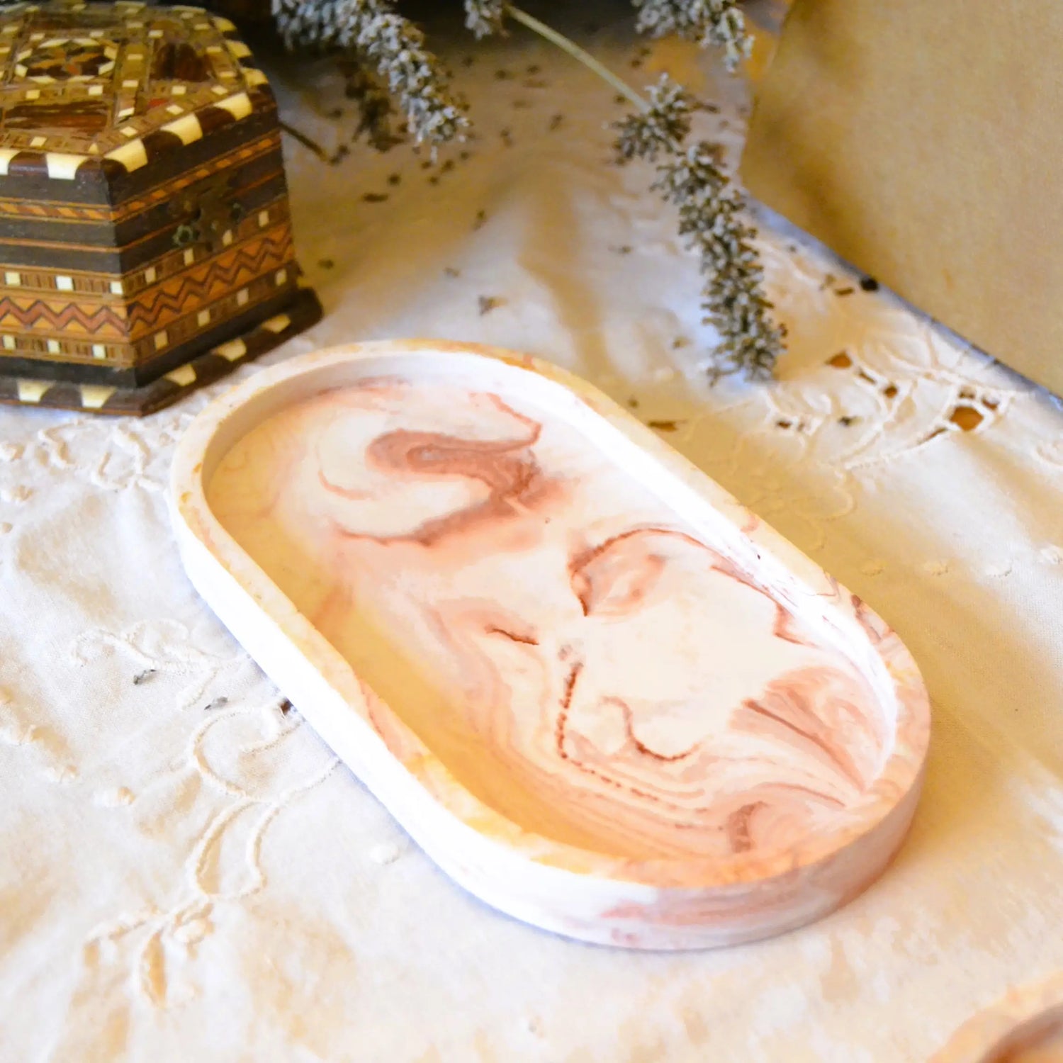 Image de Iris — Plateau en jesmonite marbrée terracotta | Le sens des choses – boutique artisanale éthique de bougies parfumées et savons naturels fabriqués en France