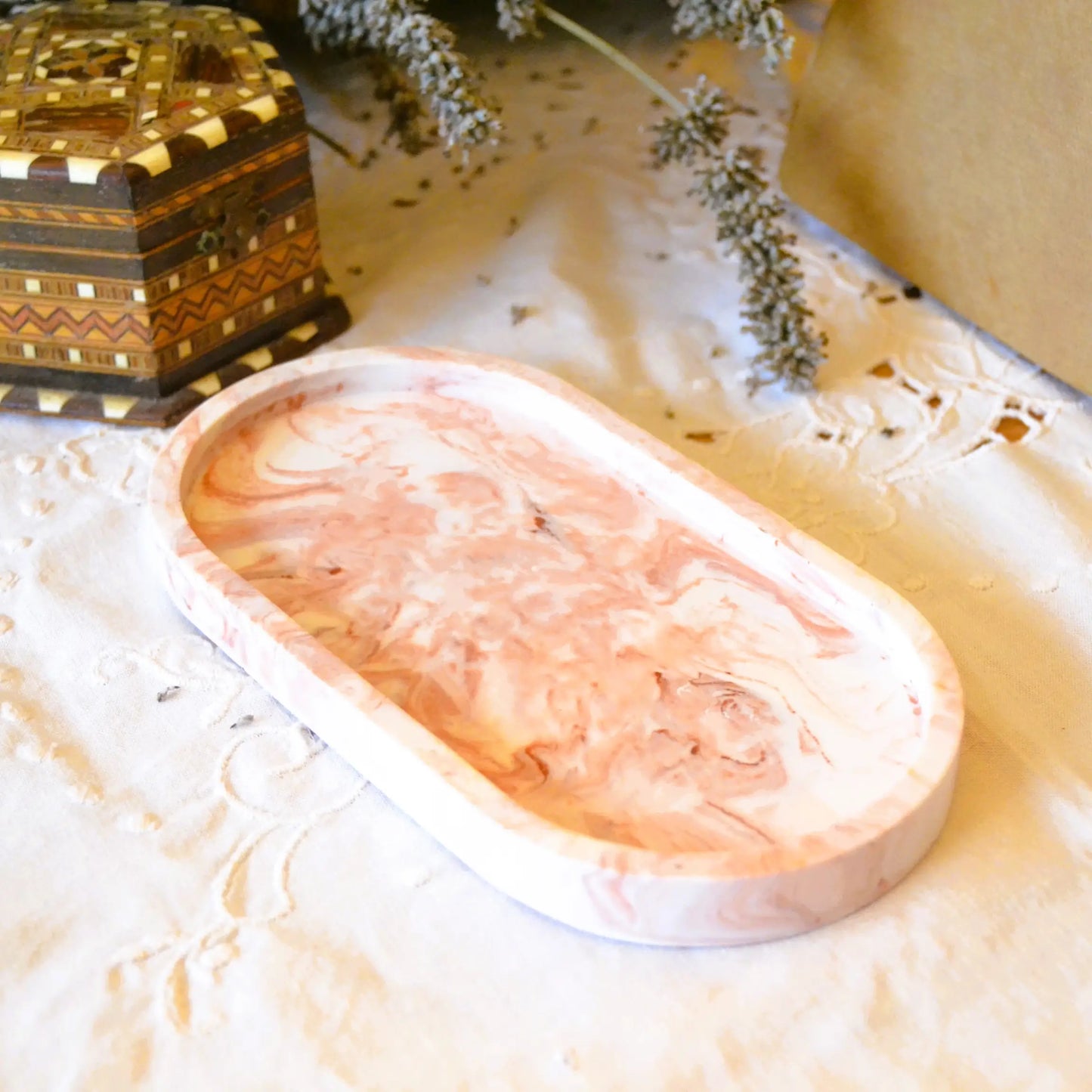 Image de Iris — Plateau en jesmonite marbrée terracotta | Le sens des choses – boutique artisanale éthique de bougies parfumées et savons naturels fabriqués en France