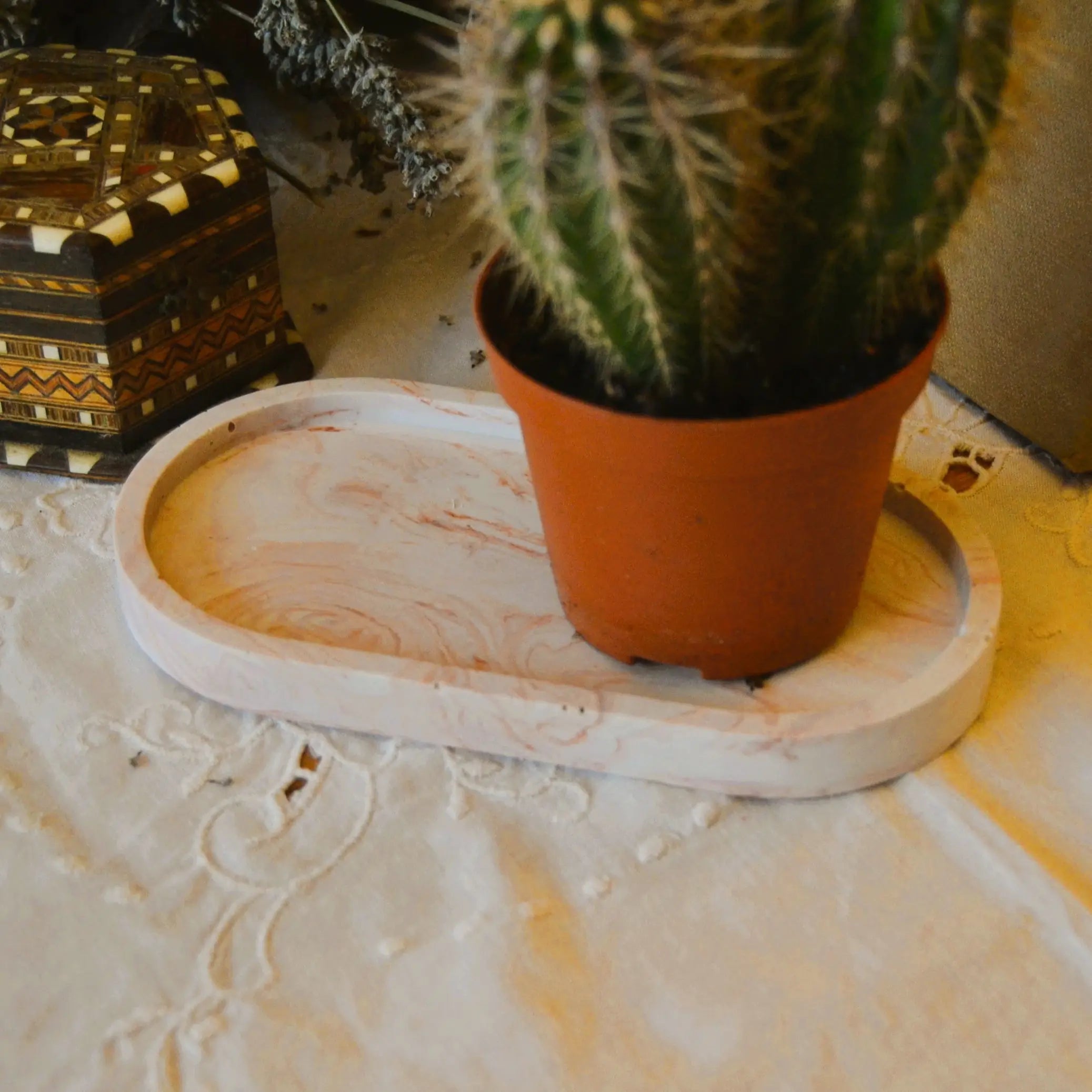 Image de Iris — Plateau en jesmonite marbrée terracotta | Le sens des choses – boutique artisanale de bougies parfumées végétales et savons naturels fabriqués en Charente-Maritime