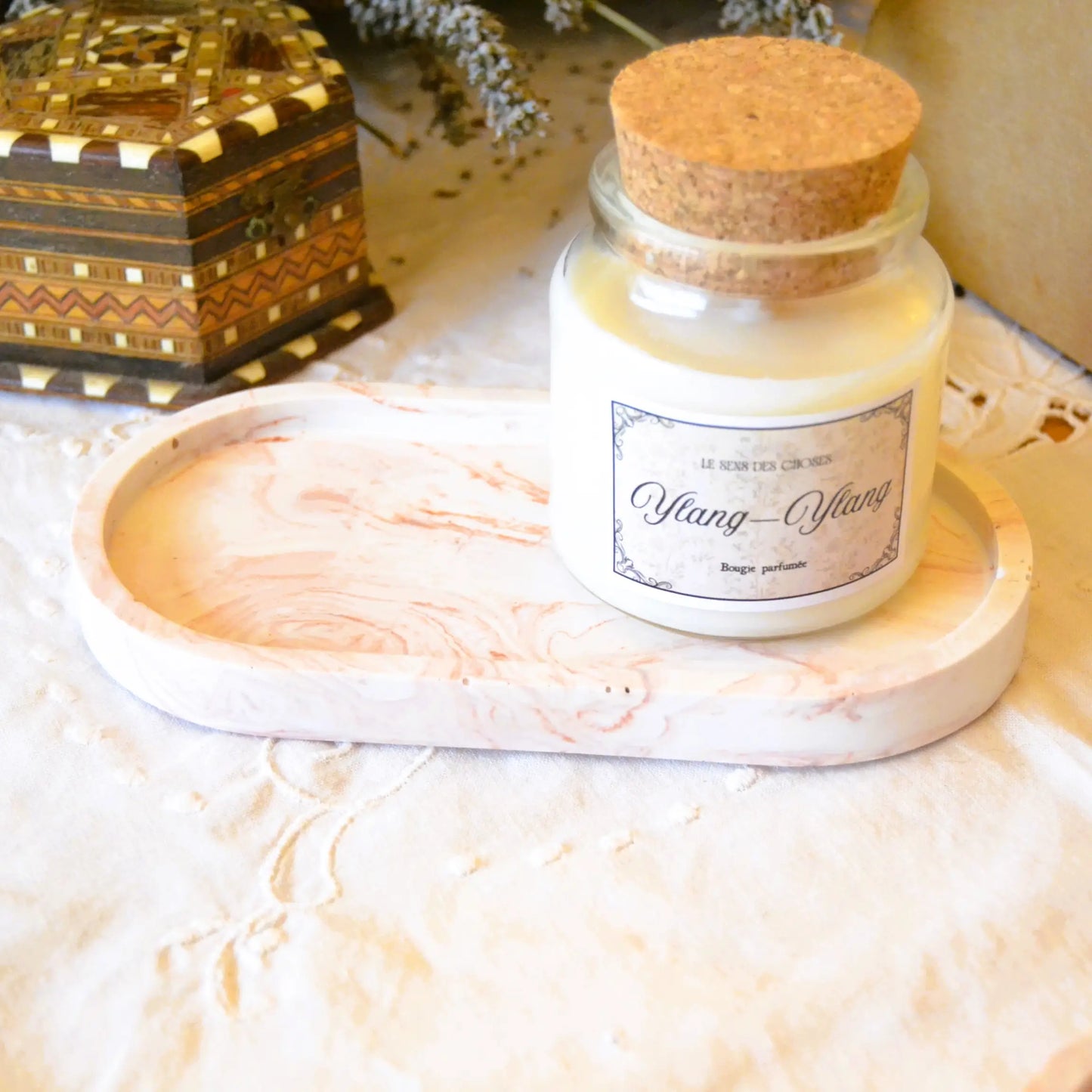 Image de Iris — Plateau en jesmonite marbrée terracotta | Le sens des choses – boutique artisanale éthique de bougies parfumées et savons naturels fabriqués en France