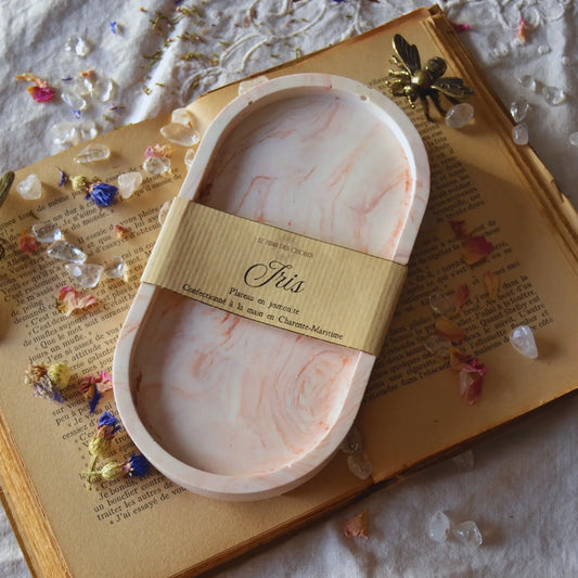 Iris — Plateau en jesmonite marbrée terracotta – Création artisanale | Le sens des choses – Boutique de bougies parfumées végétales et objets décoratifs écoresponsables
