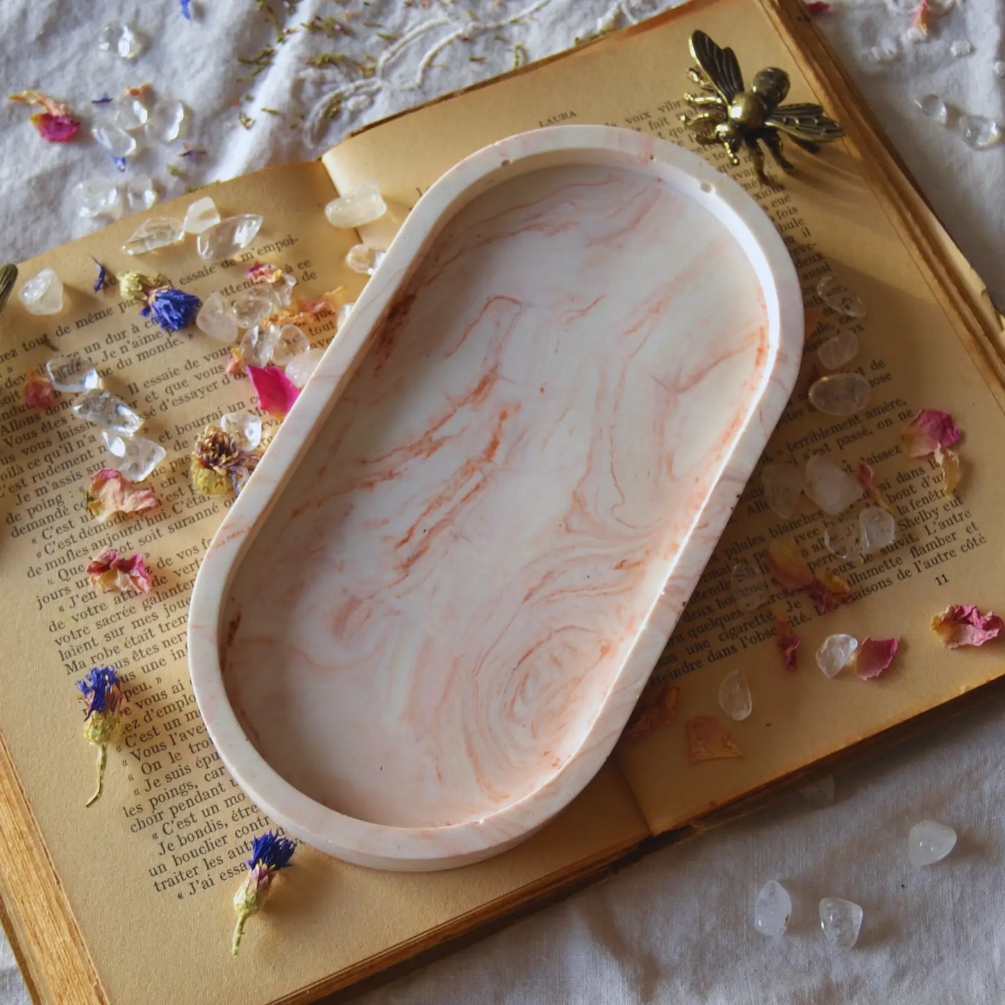 Iris — Plateau en jesmonite marbrée terracotta – Création artisanale | Le sens des choses – Boutique de bougies parfumées végétales, décorations et savons