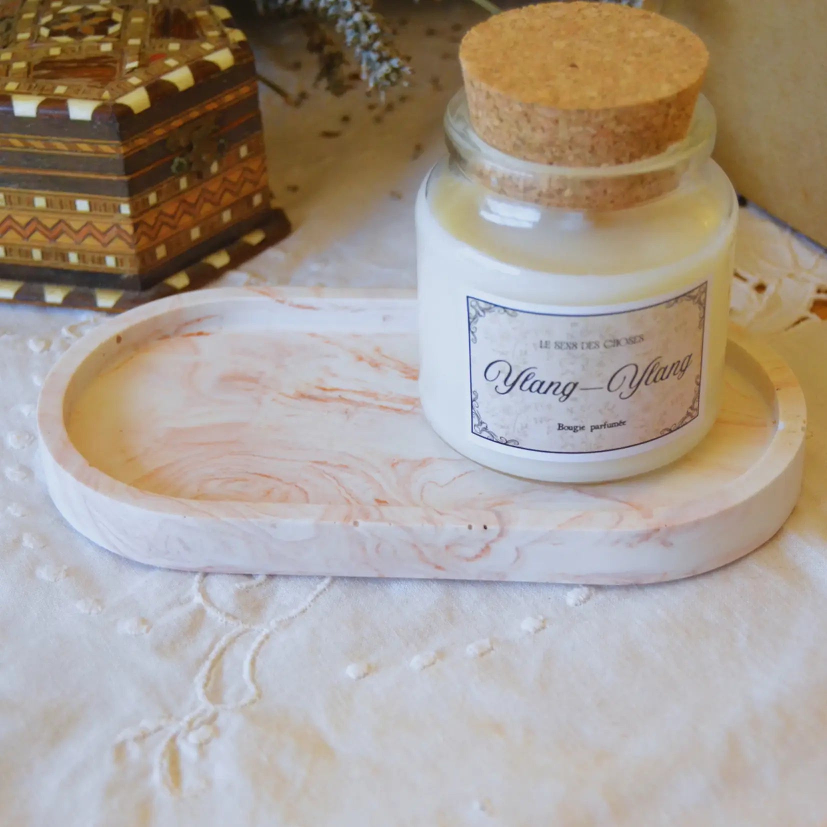 Iris — Plateau en jesmonite marbrée terracotta – Création artisanale | Le sens des choses – Boutique de bougies parfumées végétales, décorations et savons