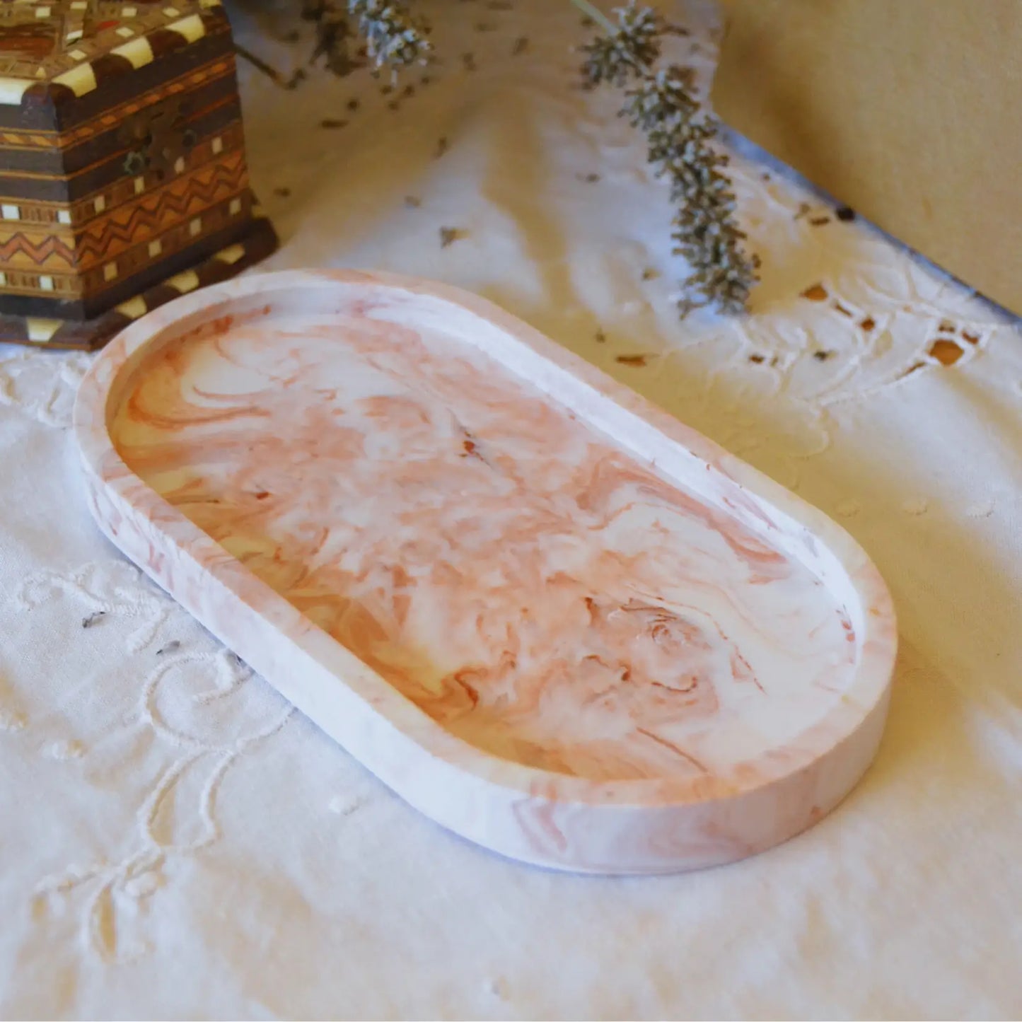 Iris — Plateau en jesmonite marbrée terracotta – Création artisanale | Le sens des choses – Boutique de bougies parfumées végétales, décorations et savons