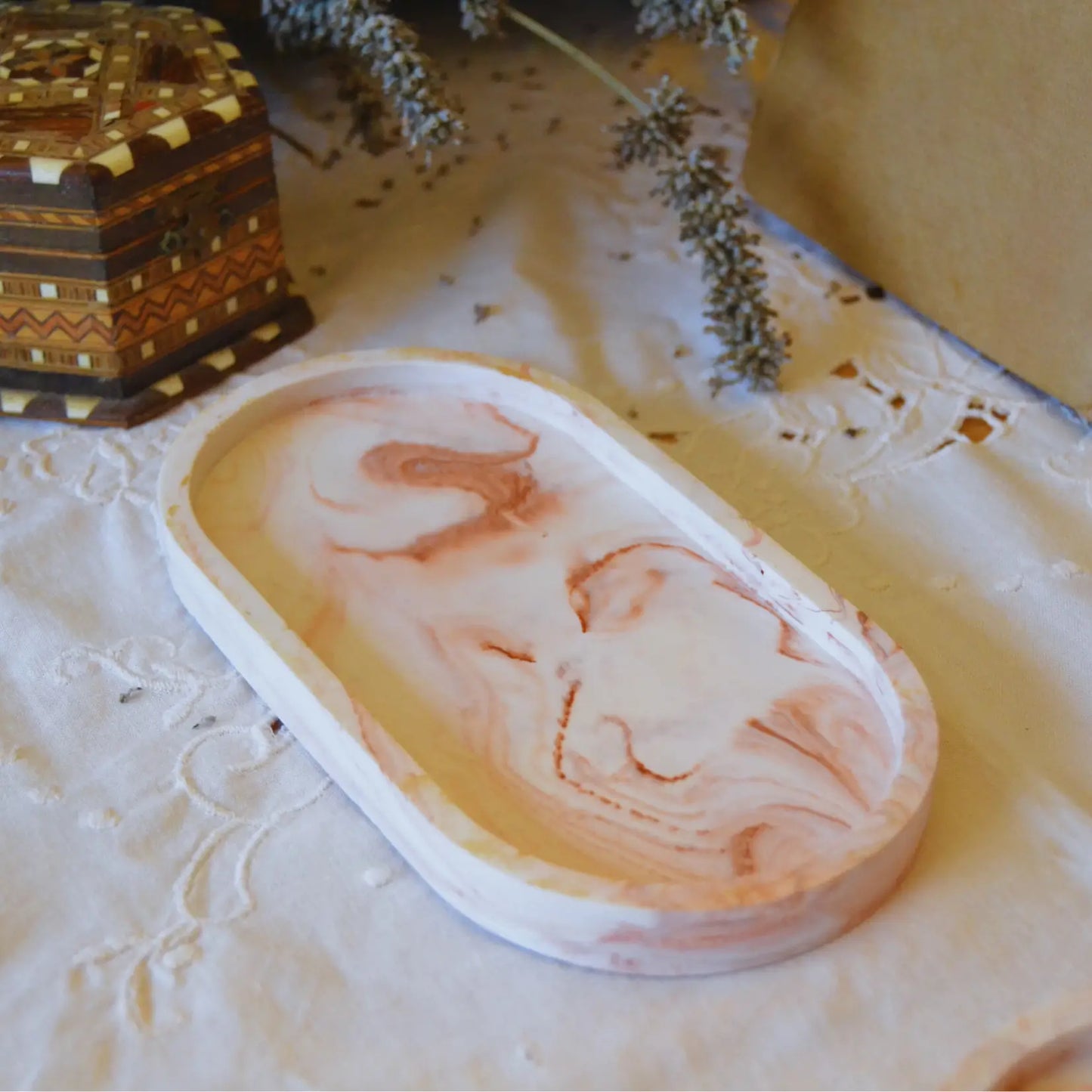 Iris — Plateau en jesmonite marbrée terracotta – Création artisanale | Le sens des choses – Boutique de bougies parfumées végétales, décorations et savons