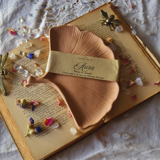 Aura — Plateau feuille de Gingko en jesmonite – Création artisanale | Le sens des choses – Boutique de bougies parfumées végétales et objets décoratifs écoresponsables