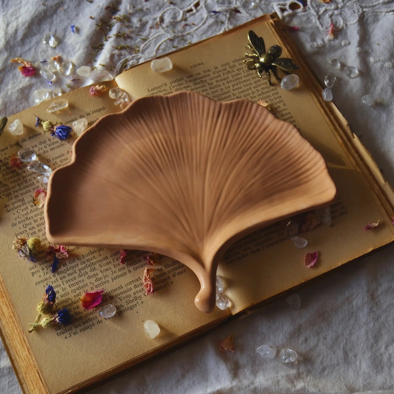 Aura — Plateau feuille de Gingko en jesmonite – Création artisanale | Le sens des choses – Boutique de bougies parfumées végétales et objets décoratifs écoresponsables