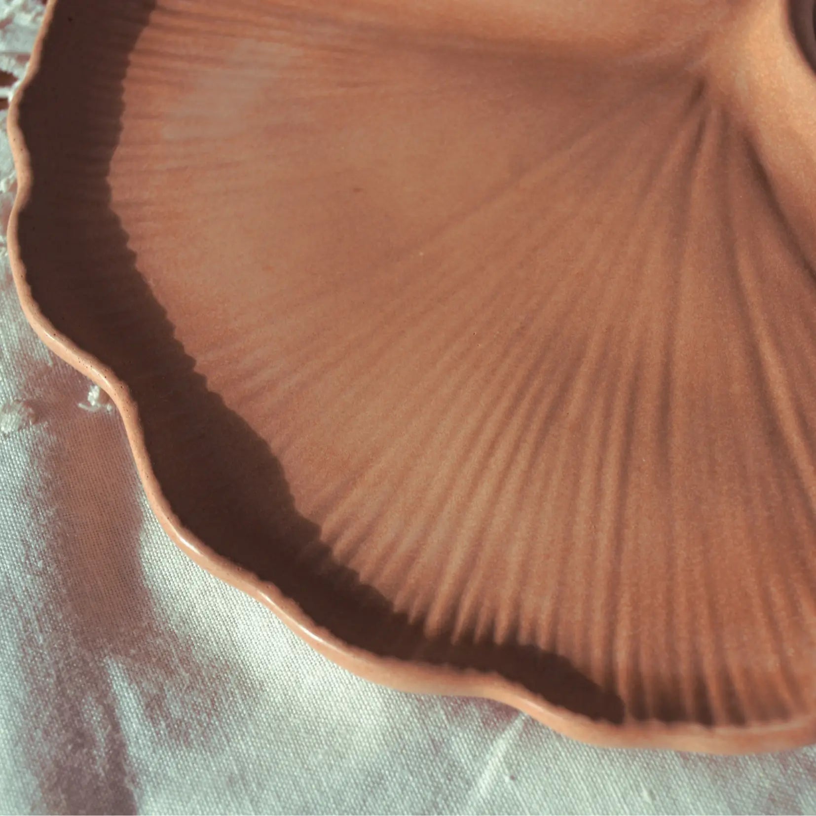 Aura — Le plateau feuille de ginkgo en jesmonite | Objet déco artisanal en Jesmonite fabriqué en Charente-Maritime