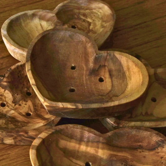 Image de Porte-savon cœur en bois d’olivier artisanal | Le sens des choses – boutique artisanale éthique de bougies parfumées et savons naturels fabriqués en France