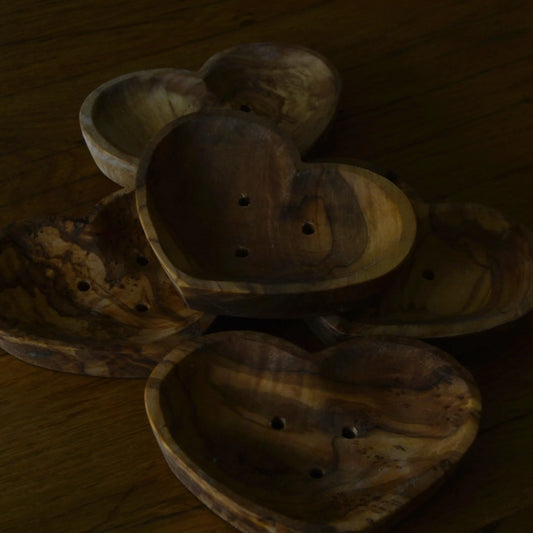 Image de porte-savon cœur en bois d’olivier artisanal | Le sens des choses, boutique en ligne de produits artisanaux, naturels et écoresponsables, fabriqués en France ou en Europe : savons artisanaux, bougies parfumées, accessoires zéro déchet.