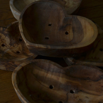 Image de Porte-savon cœur en bois d’olivier artisanal | Le sens des choses – boutique artisanale de savons et bougies parfumées naturels fabriqués en France