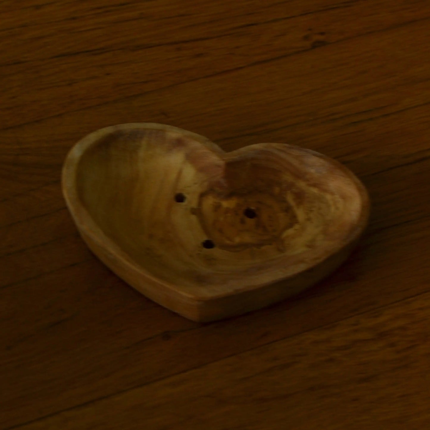 Image de Porte-savon cœur en bois d’olivier artisanal | Le sens des choses – boutique artisanale de savons et bougies parfumées naturels fabriqués en France