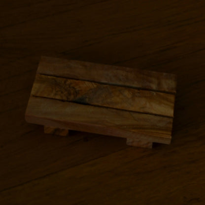 Image de Porte-savon palette en bois d’olivier artisanal | Le sens des choses – boutique artisanale de savons et bougies parfumées naturels fabriqués en France
