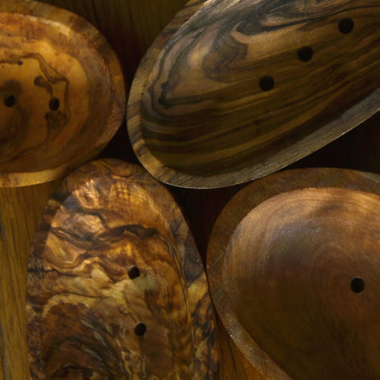 Image de porte-savon oval en bois d’olivier artisanal | Le sens des choses, boutique en ligne de produits artisanaux, naturels et écoresponsables, fabriqués en France ou en Europe : savons artisanaux, bougies parfumées, accessoires zéro déchet.