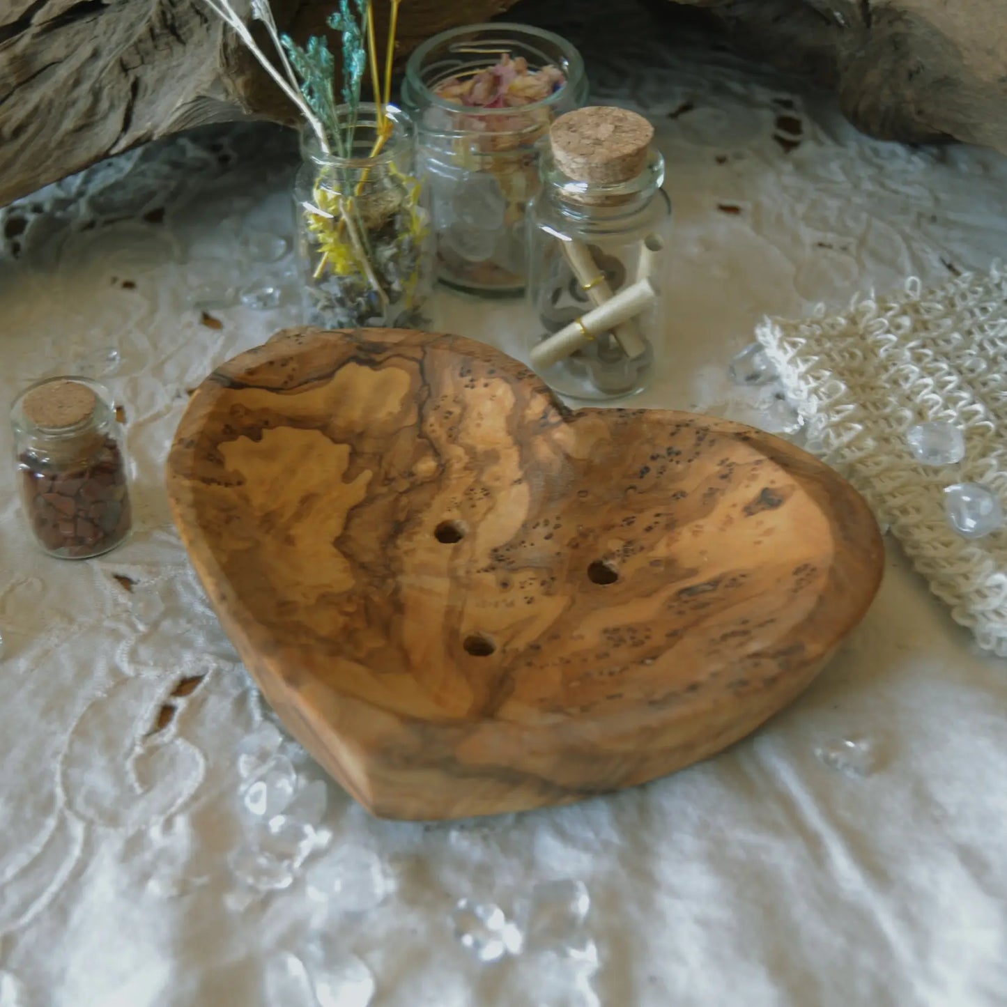 Porte-savon cœur en bois d’olivier artisanal – Création artisanale | Le sens des choses – Boutique de bougies parfumées végétales, décorations et savons