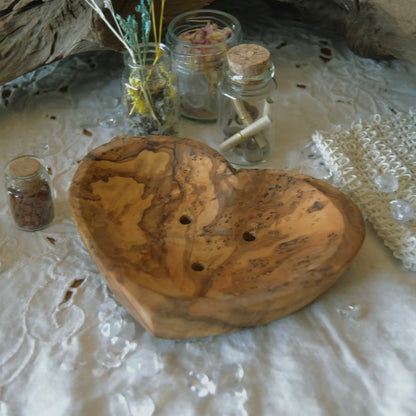 Porte-savon cœur en bois d’olivier artisanal – Création artisanale | Le sens des choses – Boutique de bougies parfumées végétales, décorations et savons
