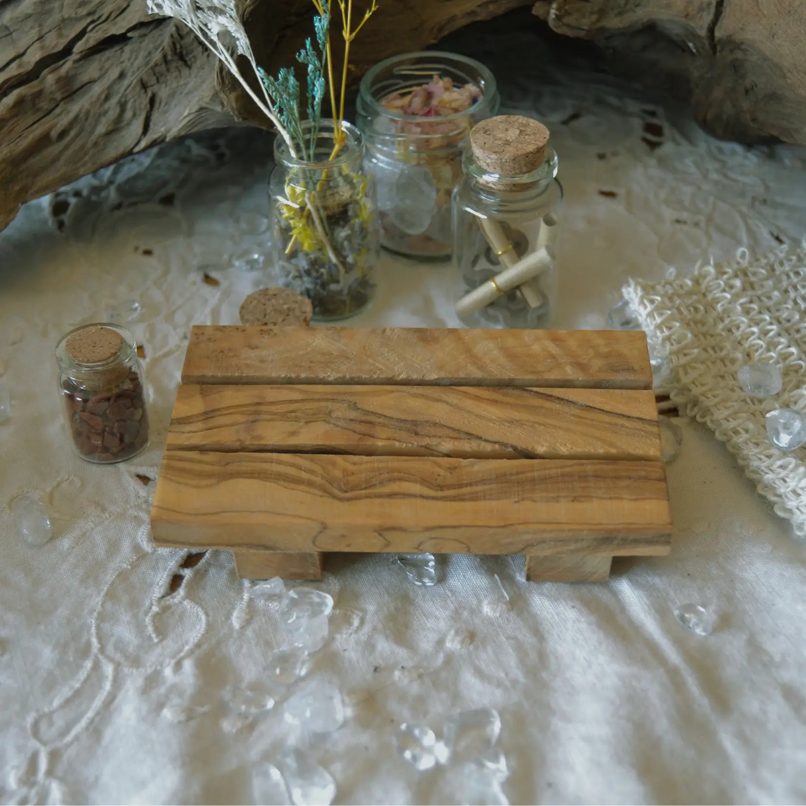 Porte-savon palette en bois d’olivier artisanal – Création artisanale | Le sens des choses – Boutique de bougies parfumées végétales, décorations et savons