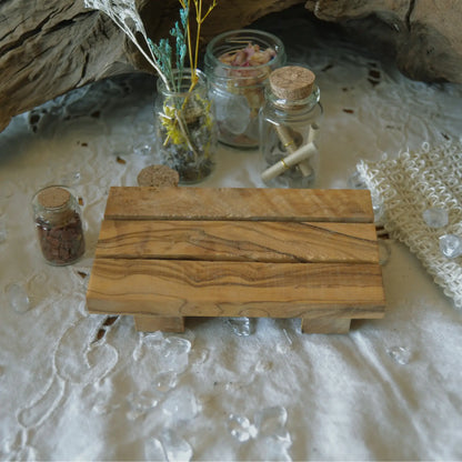 Porte-savon palette en bois d’olivier artisanal – Création artisanale | Le sens des choses – Boutique de bougies parfumées végétales, décorations et savons