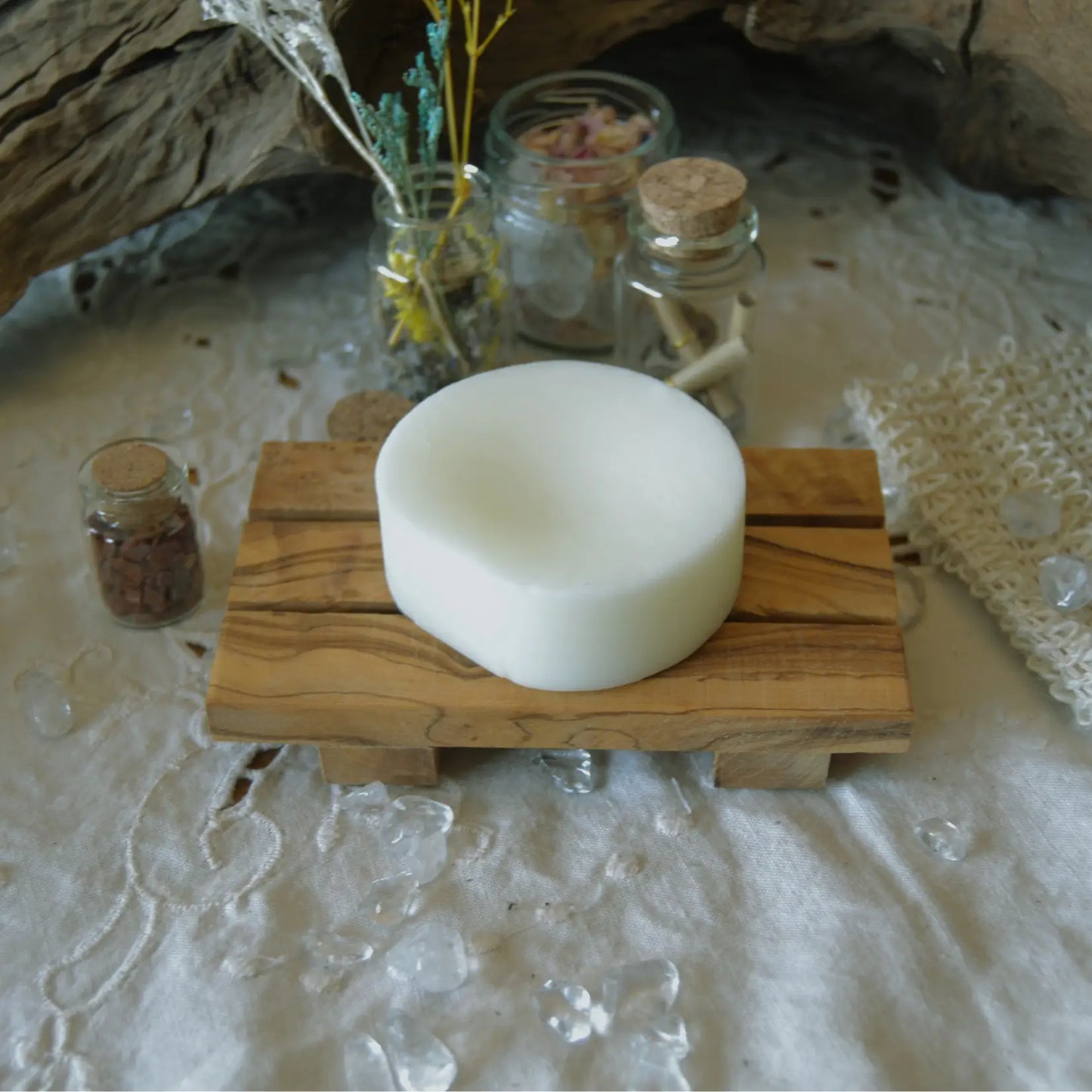 Porte-savon palette en bois d’olivier artisanal – Création artisanale | Le sens des choses – Boutique de bougies parfumées végétales, décorations et savons