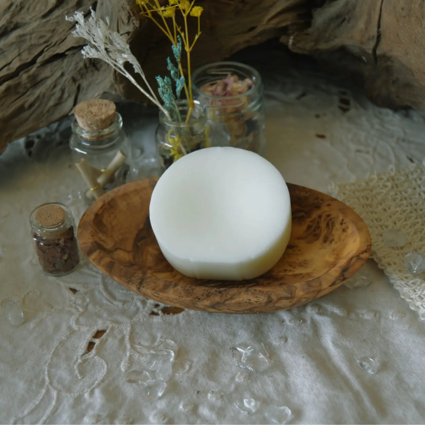Porte-savon oval en bois d’olivier artisanal – Création artisanale | Le sens des choses – Boutique de bougies parfumées végétales, décorations et savons