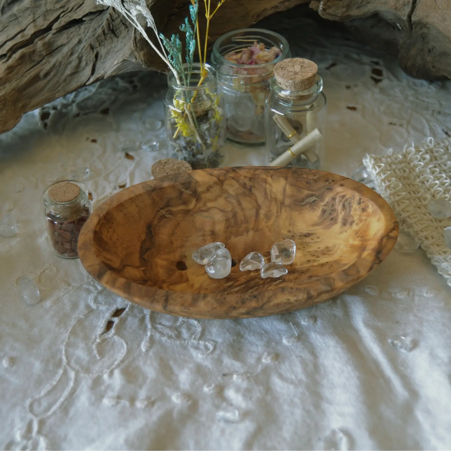 Porte-savon oval en bois d’olivier artisanal – Création artisanale | Le sens des choses – Boutique de bougies parfumées végétales, décorations et savons