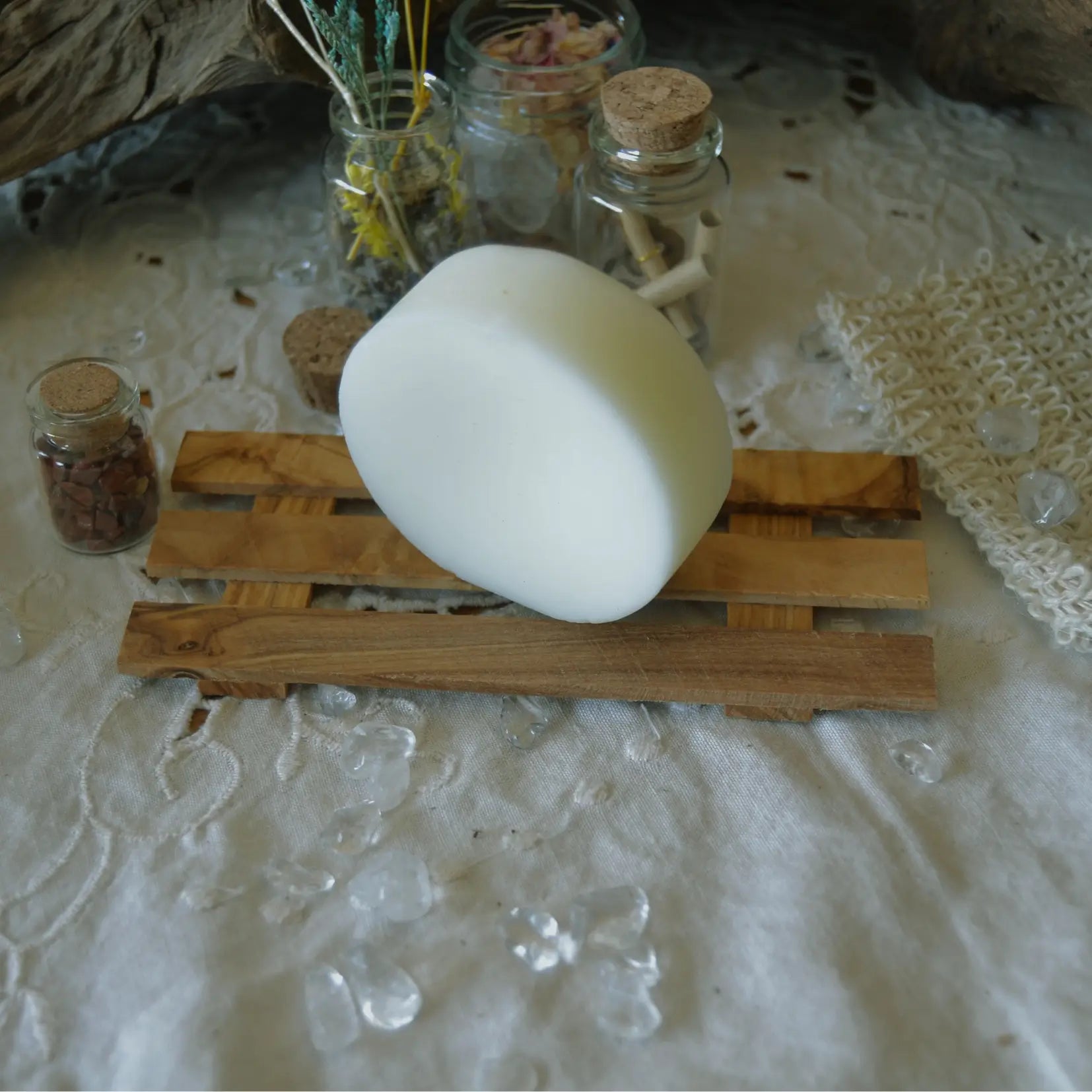 Porte-savon palette en bois d’olivier artisanal – Création artisanale | Le sens des choses – Boutique de bougies parfumées végétales, décorations et savons