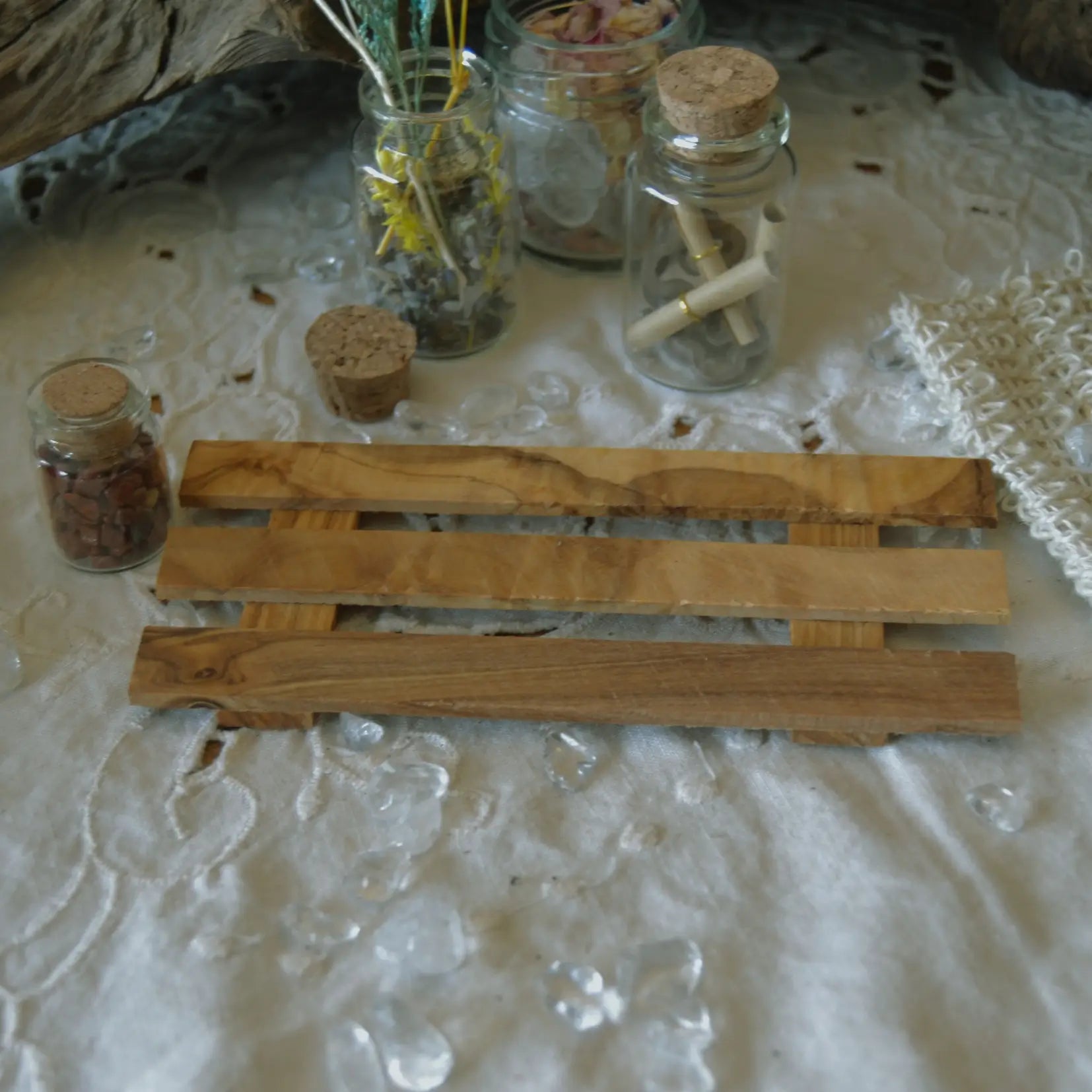 Porte-savon palette en bois d’olivier artisanal – Création artisanale | Le sens des choses – Boutique de bougies parfumées végétales, décorations et savons